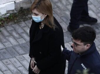 Aγνώριστη, σκιά… του εαυτού της με σκούρο μαλλί και στο λαιμό της να κρέμονται αυτά τα 4 πράγματα: Έφτασε στο Εφετείο η Πισπιρίγκου – Σοκάρει η νέα της εικόνα