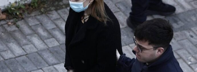 Aγνώριστη, σκιά… του εαυτού της με σκούρο μαλλί και στο λαιμό της να κρέμονται αυτά τα 4 πράγματα: Έφτασε στο Εφετείο η Πισπιρίγκου – Σοκάρει η νέα της εικόνα