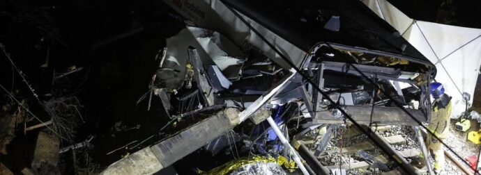 Σιδηροδρομικό δυστύχημα στη Βαρκελώνη: Νεκρός ο μηχανοδηγός – Τουλάχιστον 37 οι τραυματίες