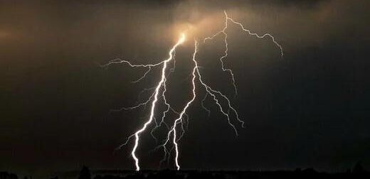 Κακοκαιρία χωρίς έλεος: Εκκενώσεις σπιτιών στον Άγιο Δημήτριο και ώρες συναγερμού για την Αττική