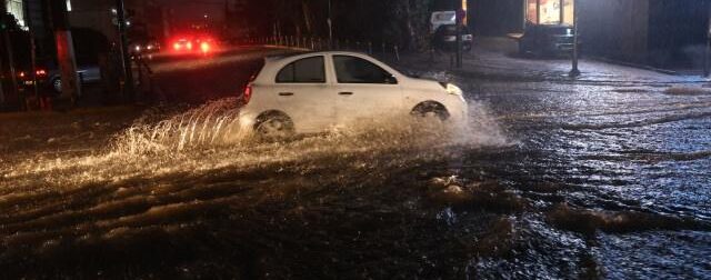 Βυθίστηκαν αυτοκίνητα στη Σπύρου Λούη: Φρεάτια ξεχείλισαν από την έντονη βροχόπτωση