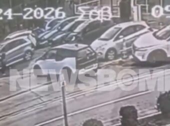 Βριλήσσια: Η στιγμή που ο άνδρας πατάει υπάλληλο των ΕΛΤΑ με το αυτοκίνητο – Βίντεο