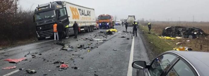 Ούτε ταχύτητα, ούτε λάστιχο: Γι’ αυτo το βαν έστριψε αριστερά και συγκρούστηκε με την νταλίκα