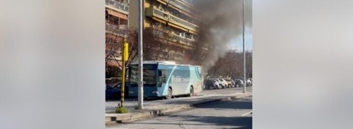 Θεσσαλονίκη: Αστικό λεωφορείο τυλίχθηκε στις φλόγες – Δείτε βίντεο