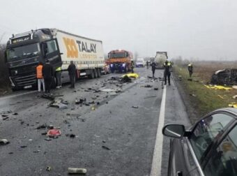 Ούτε το τιμόνι ούτε το αλκοόλ: Αυτός είναι ο λόγος που το βαν “καρφώθηκε” στην νταλίκα