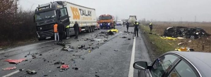 Ούτε το τιμόνι ούτε το αλκοόλ: Αυτός είναι ο λόγος που το βαν “καρφώθηκε” στην νταλίκα