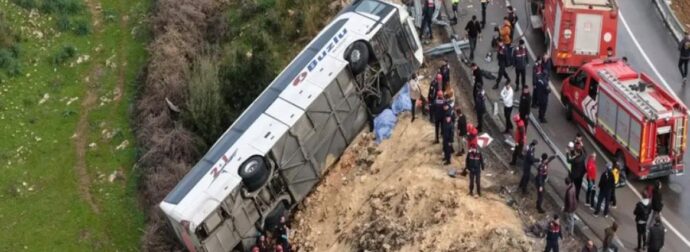 ΤΡΟΧΑΙΟ ΜΕ ΑΝΑΤΡΟΠΗ ΛΕΩΦΟΡΕΙΟΥ – ΔΥΣΤΥΧΩΣ ΕΧΟΥΜΕ ΝΕΚΡΟΥΣ