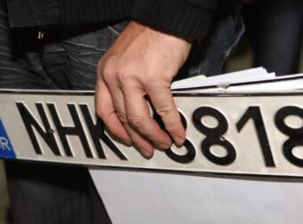 Αλλάζουν όλα στις πινακίδες κυκλοφορίας αυτοκινήτων – Αυτές οι αλλαγές έρχονται, δείτε αν χρειάζεται να αλλάξετε