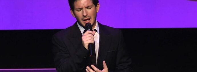 Μόλις το αποκάλυψε πασίγνωστος τραγουδιστής: «Είμαι γκέι, ανακουφισμένος, χαρούμενος και περήφανος»