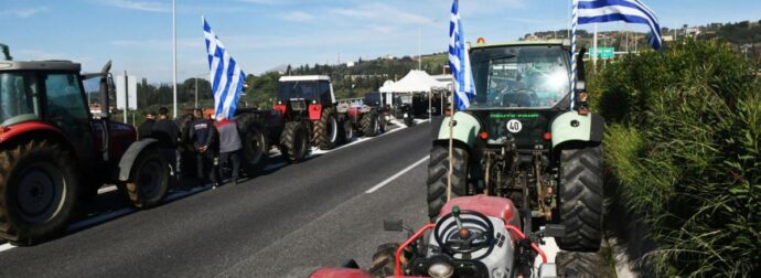 ΕΚΤΑΚΤΟ: ΑΝΑΤΡΟΠΗ ΜΕ ΤΟΥΣ ΑΓΡΟΤΕΣ – ΒΓΑΙΝΟΥΝ ΞΑΝΑ ΣΤΟΥΣ ΔΡΟΜΟΥΣ