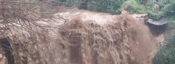 Σαρώνει η κακοκαιρία : Πλημμύρες, κλειστοί δρόμοι και εκκενώσεις σχολείων