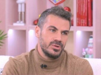 Ατύχημα για τον Άκη Πετρετζίκη: Έπεσε από άλογο σε γύρισμα και ράγισε πλευρό – “Ο πόνος είναι αφόρητος”, αποκαλύπτει