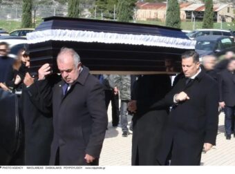 Κηδεία Λάκη Ραπτάκη: Κατέppευσε η Βάνα Μπάρμπα – Οι πρώτες φωτογραφίες