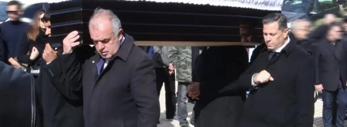 Κηδεία Λάκη Ραπτάκη: Κατέppευσε η Βάνα Μπάρμπα – Οι πρώτες φωτογραφίες