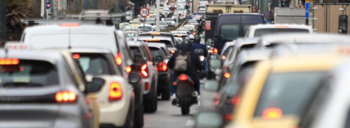 ΠΑΡΑΛΥΕΙ Η ΑΤΤΙΚΗ – ΧΑΟΣ ΣΤΟΥΣ ΔΡΟΜΟΥΣ