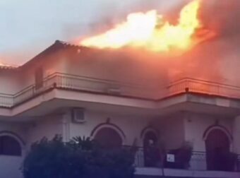 Η δραματική στιγμή που η ιδιοκτήτρια βλέπει να καίγεται το σπίτι της