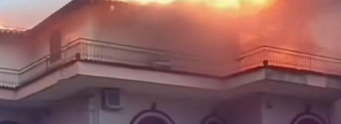 Η δραματική στιγμή που η ιδιοκτήτρια βλέπει να καίγεται το σπίτι της