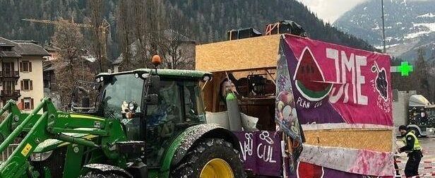 ΕΚΤΑΚΤΟ ΤΩΡΑ – ΕΚΡΗΞΗ ΣΕ ΚΑΡΝΑΒΑΛΙΚΗ ΕΚΔΗΛΩΣΗ – ΑΝΑΦΟΡΕΣ ΓΙΑ ΤΡΑΥΜΑΤΙΕΣ ΚΑΙ…