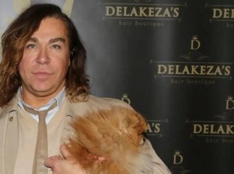 ΣΟΚ: ΣΚΟΤΩΘΗΚΕ ΣΤΑ ΠΑΡΑΣΚΗΝΙΑ ΤΟΥ J2US – EΠΕΣΕ ΑΠΟ ΣΚΑΛΩΣΙΑ ΚΑΙ ΠΕΘΑΝΕ ΑΚΑΡΙΑΙΑ