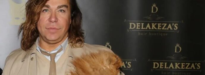 ΣΟΚ: ΣΚΟΤΩΘΗΚΕ ΣΤΑ ΠΑΡΑΣΚΗΝΙΑ ΤΟΥ J2US – EΠΕΣΕ ΑΠΟ ΣΚΑΛΩΣΙΑ ΚΑΙ ΠΕΘΑΝΕ ΑΚΑΡΙΑΙΑ