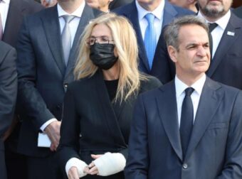 Χαμός στην Μητρόπολη Αθηνών με την εμφάνιση της Μαρέβα Μητσοτάκη – Εμφανίστηκε έτσι στην κηδεία της Αρβελέρ και όλοι σχολίασαν το ίδιο