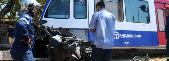 Σύγκρουση Προαστιακού με Ι.Χ. στην Πάτρα – Άμεσα ασθενοφόρο στο σημείο