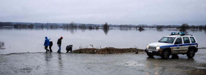 ΠΝΙΓΕΤΑΙ Η ΧΩΡΑ: Πλημμύρες στον Έβρο – Κλειστός ο δρόμος Λουτρών-Δαδιάς λόγω καθίζησης του οδοστρώματος