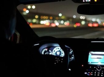 Τέλος η οδήγηση τη νύχτα -Ποιοι δεν θα μπορούν να κάθονται πίσω από το τιμόνι όταν βραδιάζει