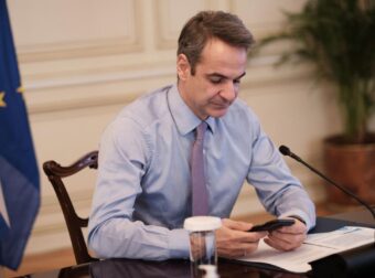 Πόλεμος στη Μέση Ανατολή: Επικοινωνία Μητσοτάκη με τον Εμίρη του Κατάρ και τον πρόεδρο των ΗΑΕ