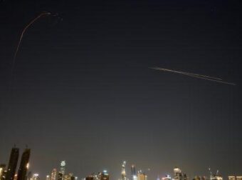 ΣΥΝΑΓΕΡΜΟΣ ΤΩΡΑ: Αεροπλανοφόρο χτυπήθηκε από Drones