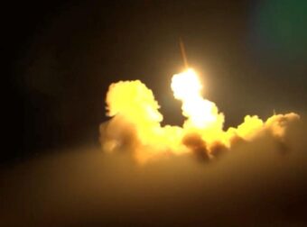 Αιφνιδιαστική ανακοίνωση από Ιράν: Σταματά τα πλήγματα με drones και πυραύλους σε γειτονικές χώρες – Τι σημαίνει για τον πόλεμο