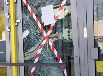 Οργή 80χρονου: «Μου πήραν το σπίτι» ούρλιαζε και μπούκαρε με το αυτοκίνητο κάνοντας σμπαράλια την τζαμαρία τράπεζας