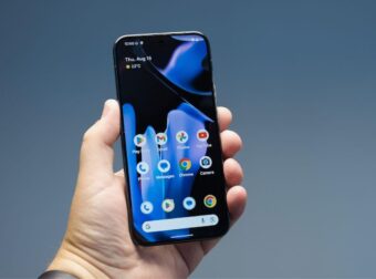 Το κάνουμε όλοι: Ο «αόρατος εχθρός» που μπορεί να καταστρέψει τη συσκευή σας