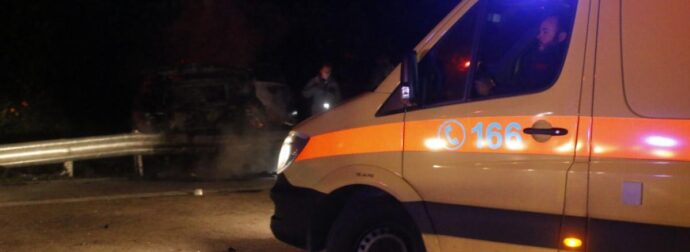 Τραγωδία : Νεκρός 25χρονος που παρασύρθηκε από αυτοκίνητο που ανέβηκε στο πεζοδρόμιο