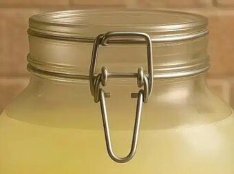 Φυσικό ρόφημα αδυνατίσματος: ζεστό νερό, μηλόξιδο, τζίντζερ και λεμόνι