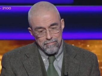 ΕΚΤΑΚΤΟ: ΜΟΛΙΣ ΜΑΘΕΥΤΗΚΕ ΓΙΑ ΤΟΝ ΔΑΣΚΑΛΟ ΤΟΥ “ΕΚΑΤΟΜΜΥΡΙΟΥΧΟΥ” – ΔΥΣΤΥΧΩΣ…