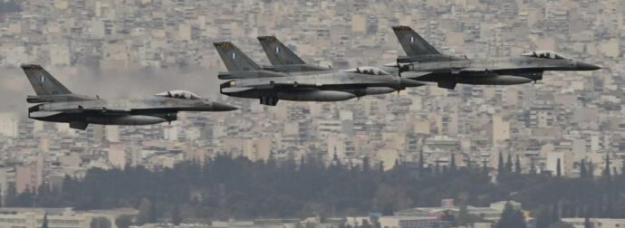 ΜΑΧΗΤΙΚΑ ΑΕΡΟΣΚΑΦΗ ΠΕΤΟΥΝ ΠΑΝΩ ΑΠΟ ΤΗΝ ΑΘΗΝΑ – ΤΙ ΣΥΜΒΑΙΝΕΙ