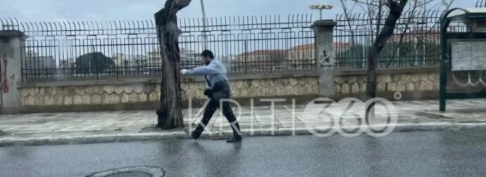 25η Μαρτίου: Παρέλασε μόνος του μετά την ακύρωση των εορτασμών λόγω της κακοκαιρίας