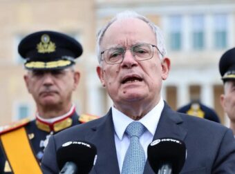 Ποιος είναι ο Κωνσταντίνος Τασούλας που έγινε viral για την γκάφα του την 25η Μαρτίου – Η σύζυγος και η κούκλα κόρη του