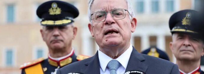 Ποιος είναι ο Κωνσταντίνος Τασούλας που έγινε viral για την γκάφα του την 25η Μαρτίου – Η σύζυγος και η κούκλα κόρη του