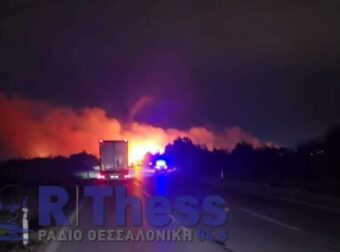 ΕΚΤΑΚΤΟ ΤΩΡΑ – Φωτιά – Κλειστή η εθνική οδός λόγω του πυκνού καπνού