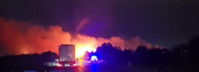 ΕΚΤΑΚΤΟ ΤΩΡΑ – Φωτιά – Κλειστή η εθνική οδός λόγω του πυκνού καπνού