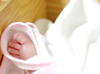 «Το δάγκωναν τα ξαδέρφια του, έπεσε από το καρότσι»: Οι δικαιολογίες της 18χρονης μητέρας του βρέφους από τον Πύργο – Φρικιαστικά τα ευρήματα