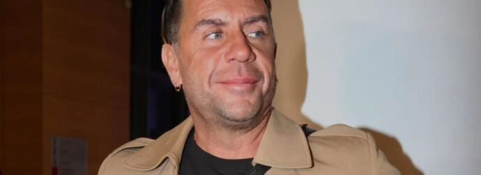 Ο Γιώργος Μαζωνάκης σιγοτραγουδά “Έχω μια χειροβομβίδα στο στήθος μου” της Μαρινέλλας