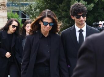 Κηδεία Μαρινέλλας: Στη Μητρόπολη η σορός της – Ράκος η κόρη της, Τζωρτζίνα