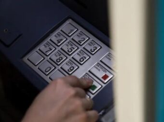 ΕΚΤΑΚΤΟ: ΚΛΕΙΝΟΥΝ ΟΙ ΤΡΑΠΕΖΕΣ – ΠΩΣ ΘΑ ΚΑΝΟΥΜΕ ΤΙΣ ΣΥΝΑΛΛΑΓΕΣ ΜΑΣ