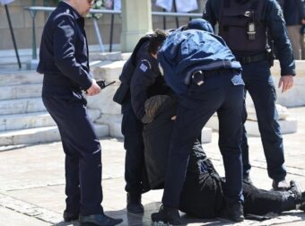 Κηδεία Μαρινέλλας: Απρόοπτο με την Ελένη Λουκά στο λαϊκό προσκύνημα – Την απομάκρυναν αστυνομικοί