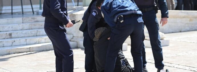 Κηδεία Μαρινέλλας: Απρόοπτο με την Ελένη Λουκά στο λαϊκό προσκύνημα – Την απομάκρυναν αστυνομικοί