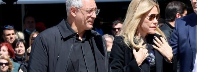 Χαμός στην Μητρόπολη με την Μαριάννα Λάτση – Εμφανίστηκε έτσι στην κηδεία της Μαρινέλλας και όλοι σχολίασαν το ίδιο