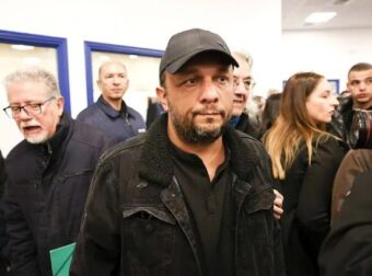 Δίκη Τεμπών: Ο Πάνος Ρούτσι αποχωρεί σε αναπηρικό καροτσάκι – Μεταφέρεται στο νοσοκομείο